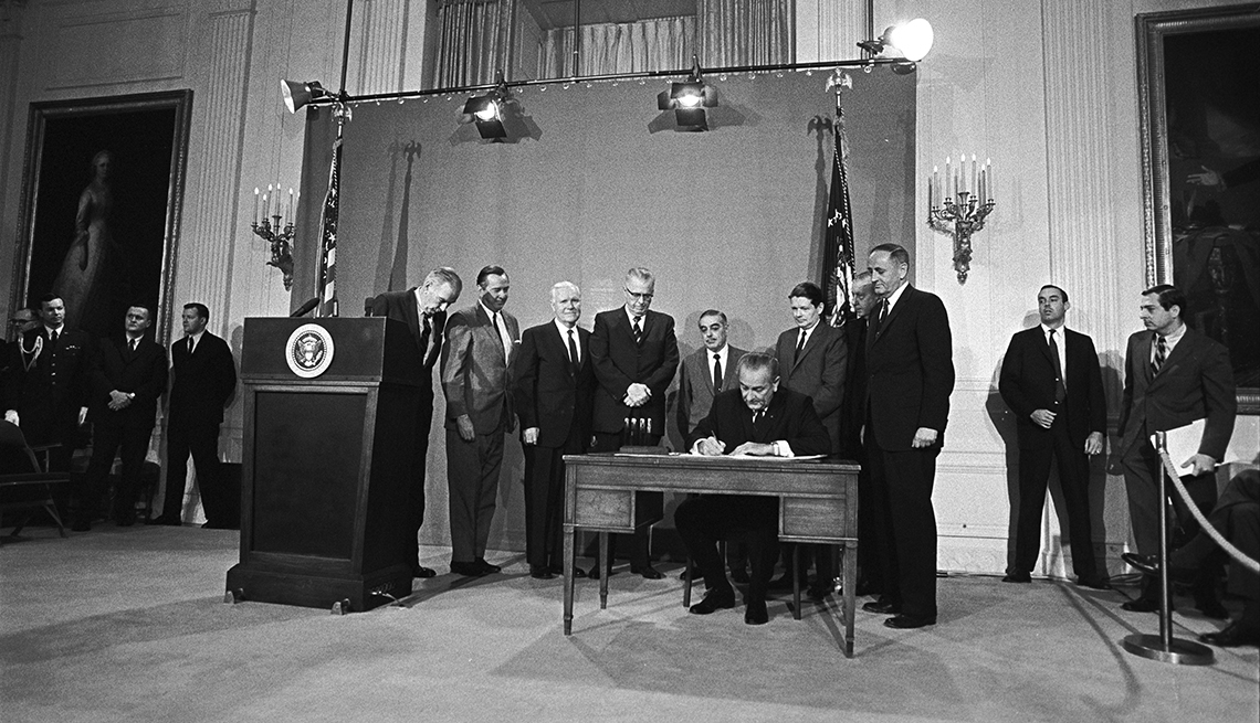 Lyndon B. Johnson firmó una ley mediante la cual se creó la Corporation for Public Broadcasting