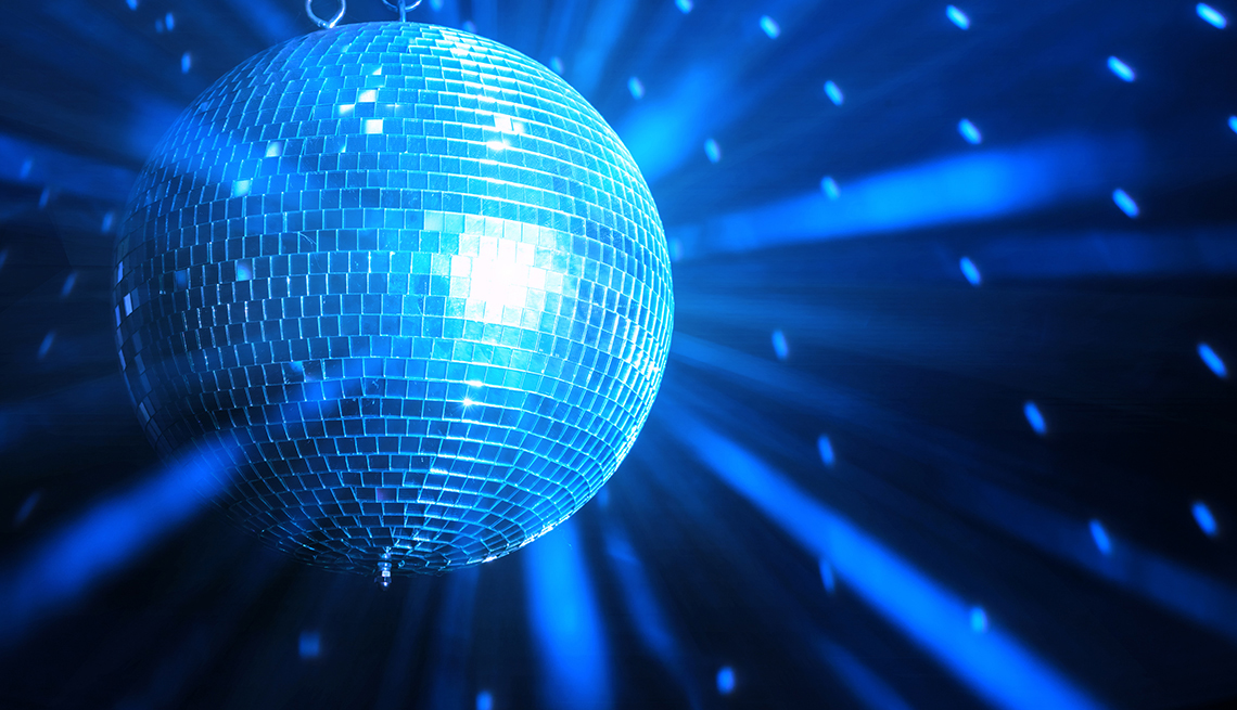 Iconos de la música disco, imagen de la icónica bola de espejos que se popularizó en las fiestas disco.