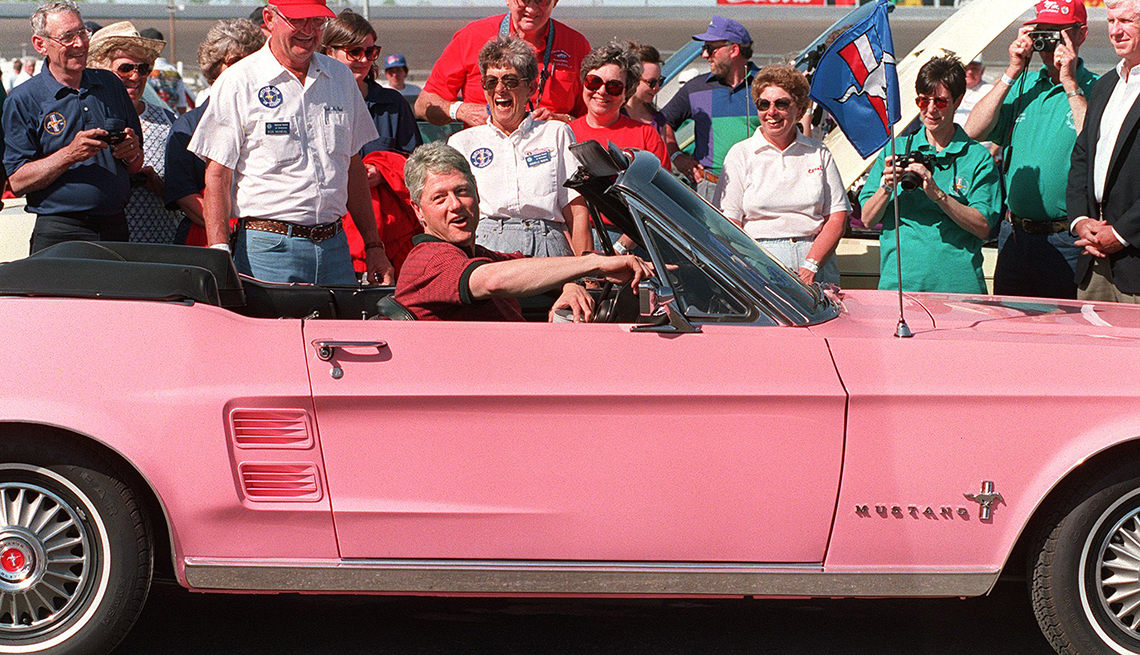 El presidente Bill Clinton en un Ford Mustang de color 