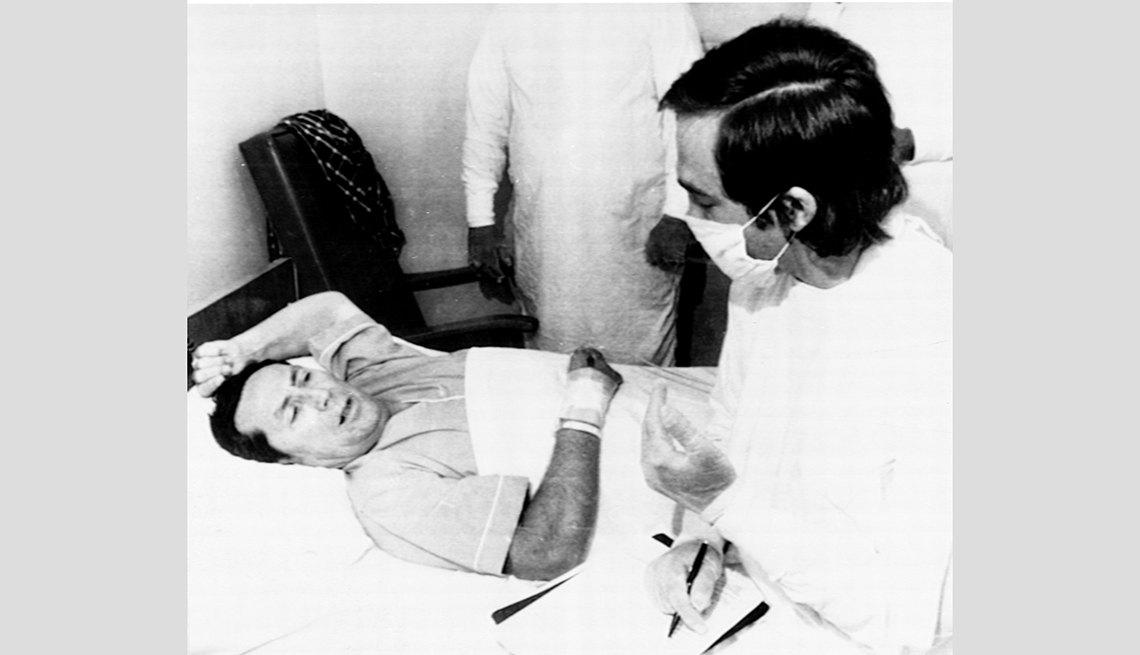 El Dr. Stephen Thacker, a la derecha, atendiendo un paciene con la enfermedad de los legionarios