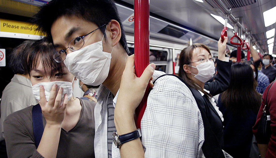 Personas en el metro utilizando máscaras para protegerse contra infecciones