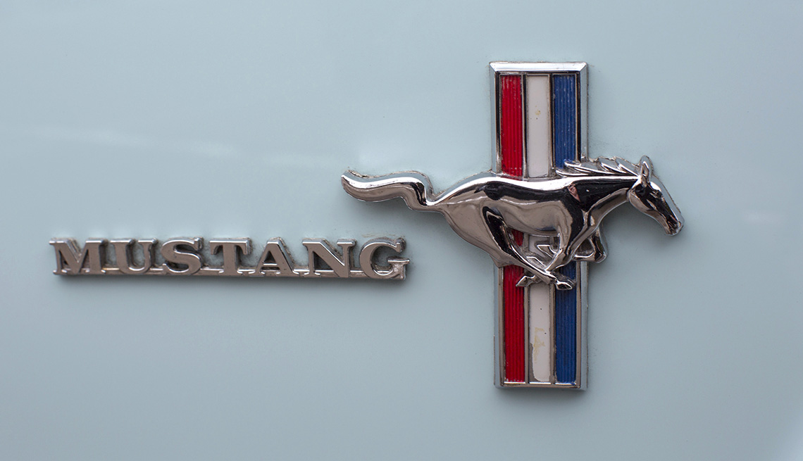 La insignia del Ford Mustang se ve en el lado del pasajero de Gail Wise Tragaluz Azul 1964 1/2 Ford Mustang en Park Ridge, Illinois