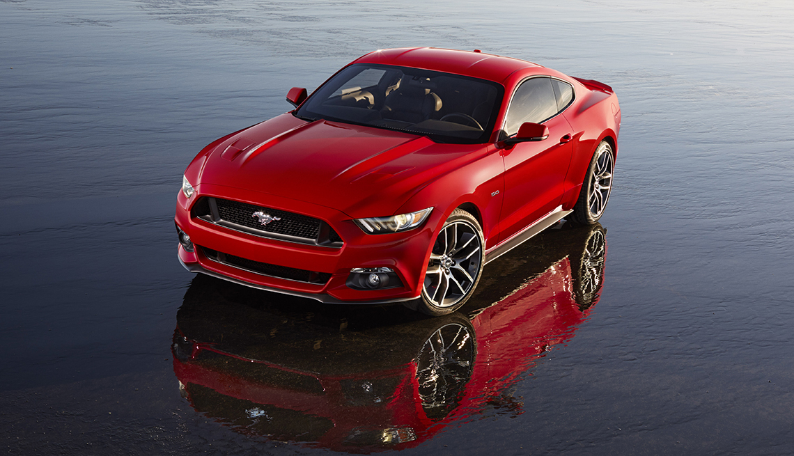 El nuevo diseño 2014 Ford Mustang - El coche icónico celebrará su aniversario 50 el 17 de abril de 2014.