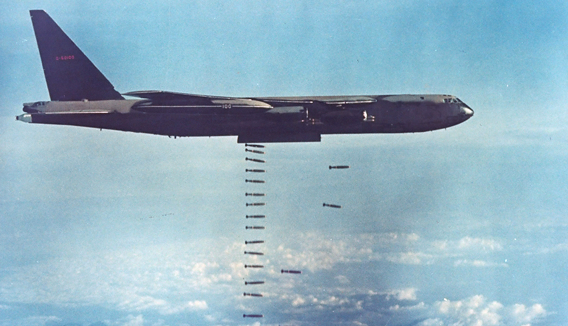 Avión B-52 lanzando bombas durante la guerra de Vietnam