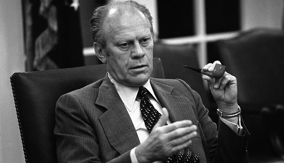 Presidente Gerald Ford habla desde la oficina oval