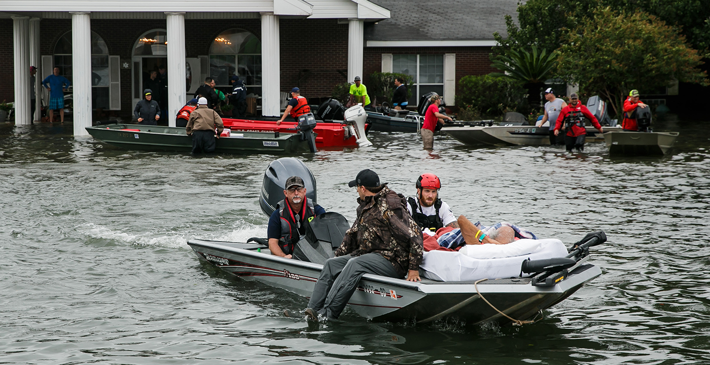 Brigada de rescate en bote ayuda a víctimas del huracán Harvey