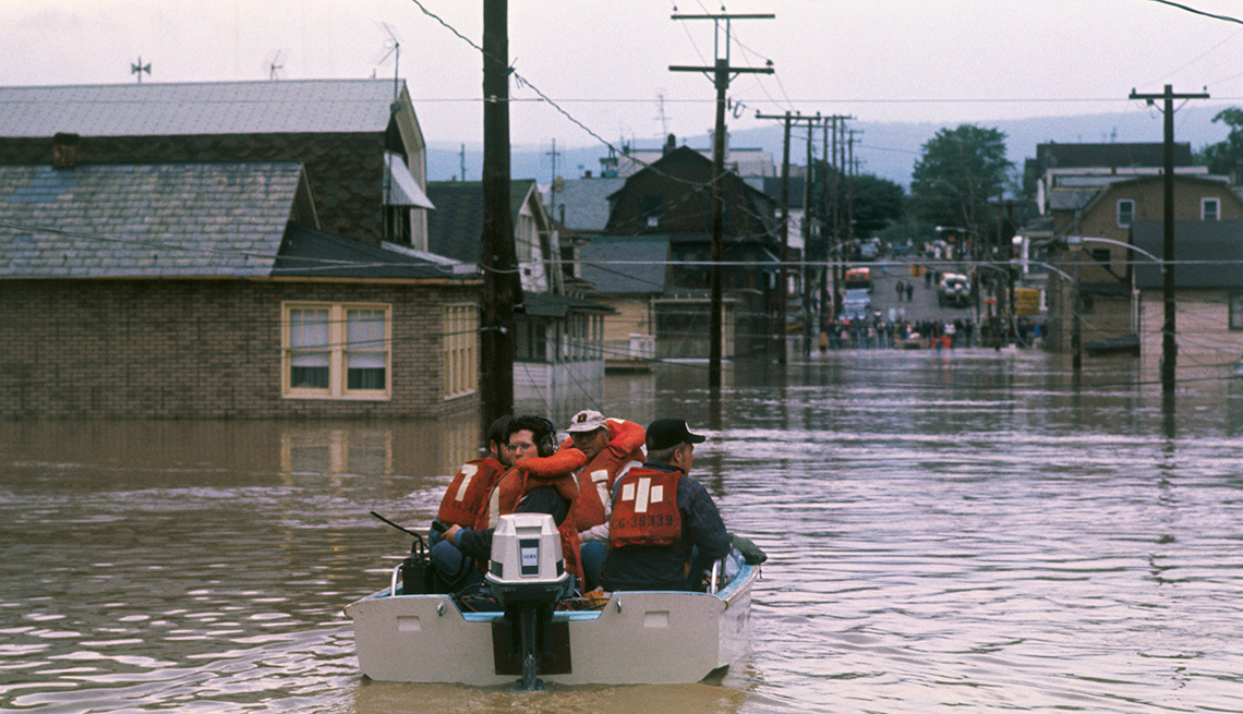 Equipo de rescate durante el huracán Agnes, 1972