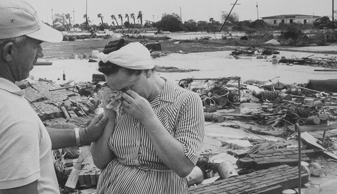 Mujer desconsolada durante el huracán Carla