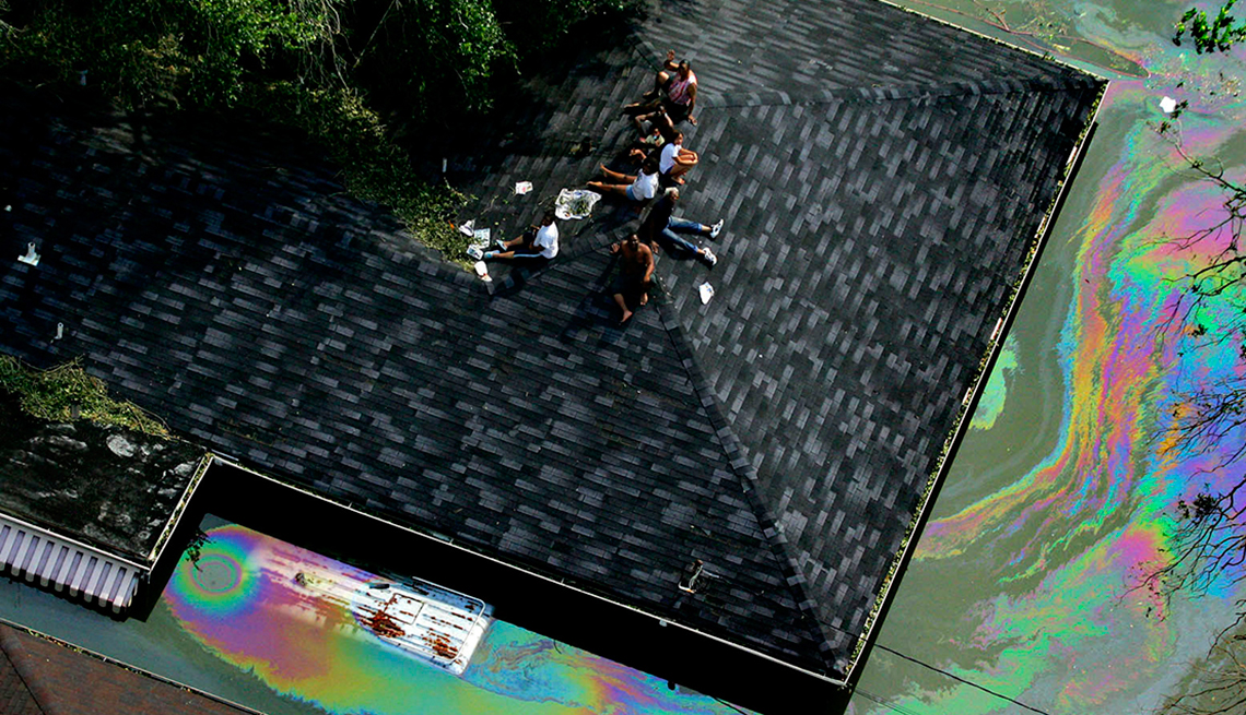 Sobrevivientes del huracán Katrina sobre el techo de una residencia