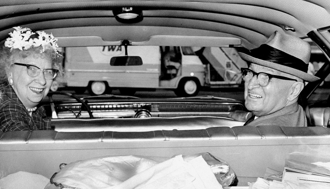 Imagen a blanco y negro de Bess y Harry Truman dentro de un vehículo