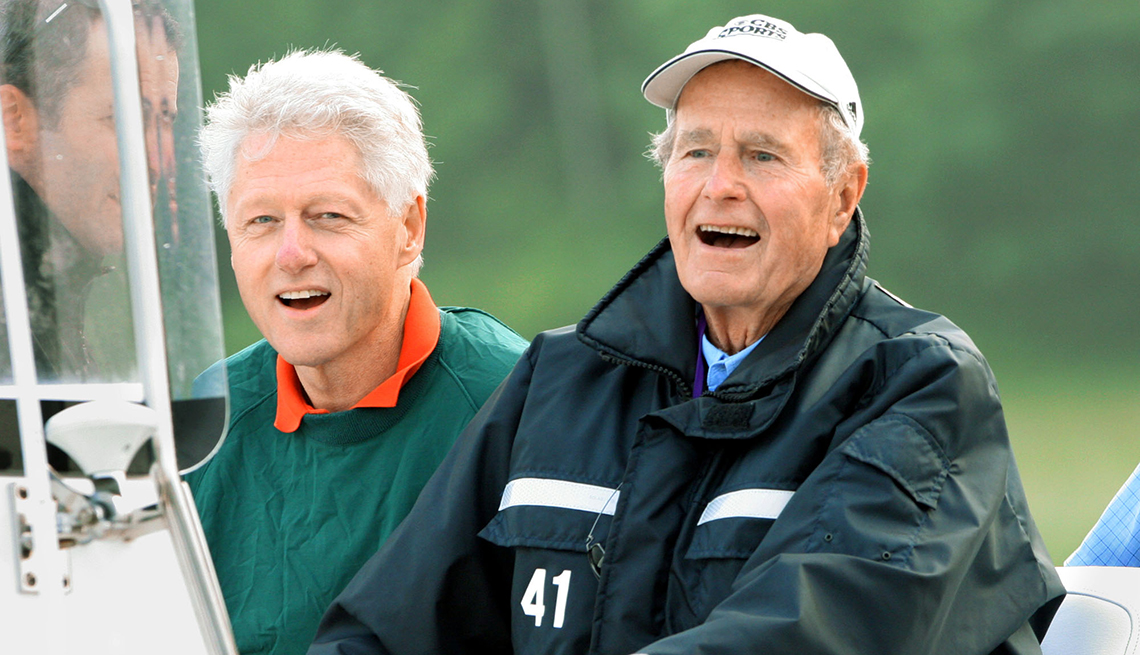 Ex presidentes Bill Clinton y George H Bush vestidos en ropa informal 