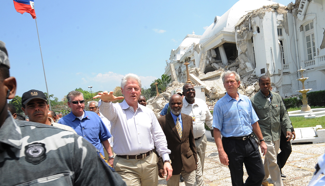 Bill Clinton y George W Bush caminando en Haiti después del terremoto