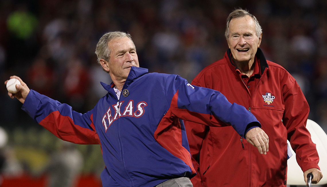 George W Bush y George H Bush en un partido de béisbol
