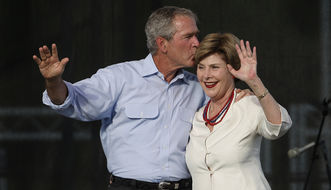 George W Bush besando en la cabeza a su esposa Laura