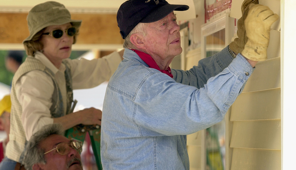 Presidente Jimmy Carter ayudando como voluntario al lado de su esposa a construir casas 