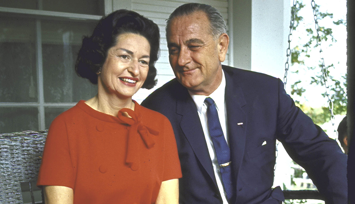 Lady Bird y Lyndon B. Johnson sentados en la entrada de su casa en Texas