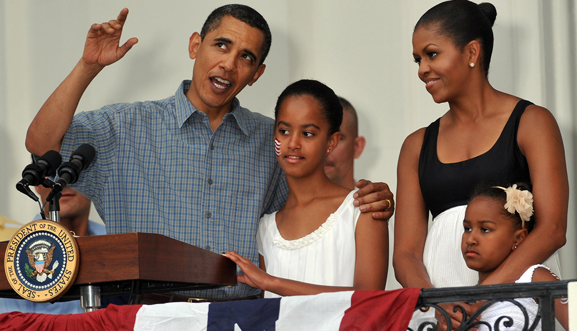 item 12 of Gallery image - El president Obama con la primera dama y sus hijas Sasha y Malia en un balcón de la casa blanca