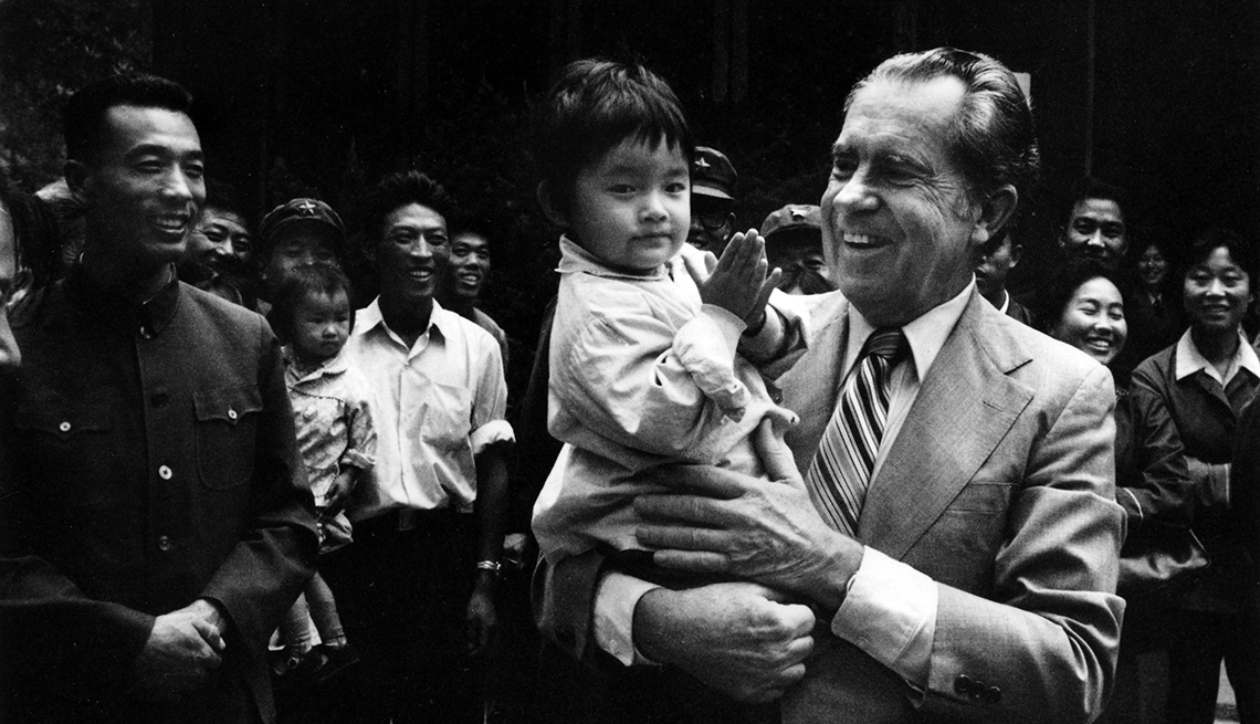 Richard Nixon sostiene una niña en la China