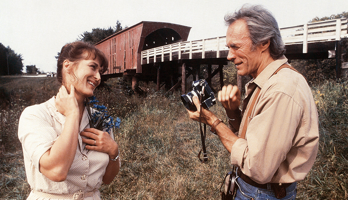 Meryl Streep y Clint Eastwood sosteniendo una camára, imagen de la pelicula Los puentes de Madison