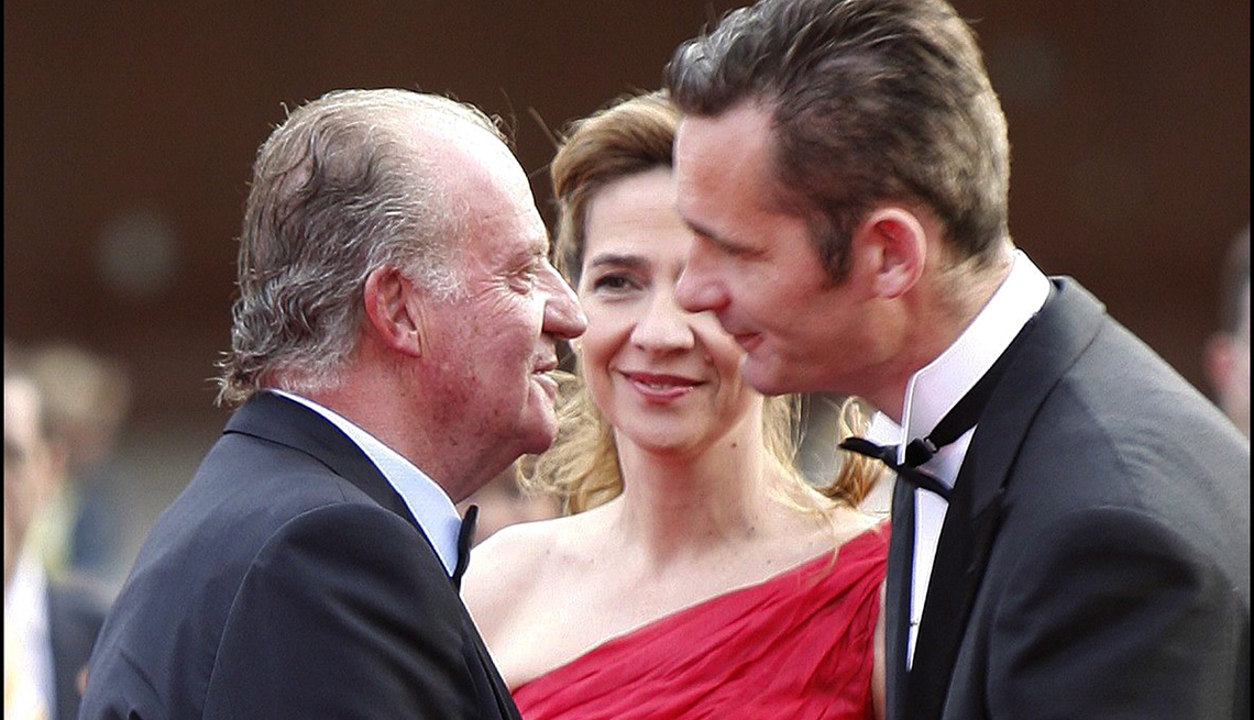 El rey Juan Carlos de España con su hija la Infanta Cristina y su esposo Inaki Urdangarin.