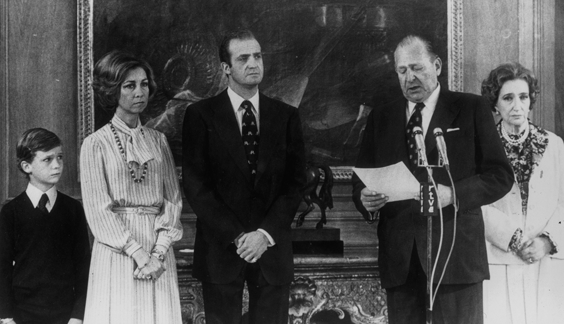 Foto a blanco y negro de familia real de España incluyendo al rey Juan Carlos, la reina Sofia, el príncipe Felipe y el conde de Barcelona con su esposa.