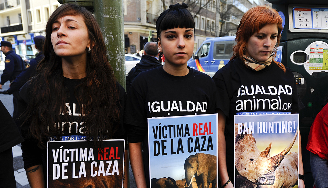 Tres mujeres activistas protestando por los derechos de los animales en España.