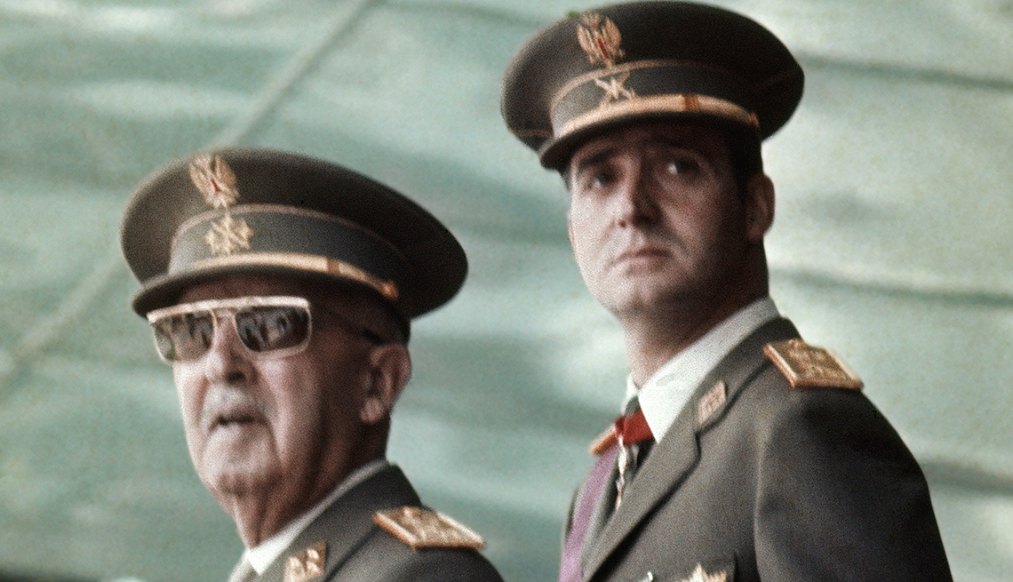 Francisco Franco con su sucesor el príncipe Juan Carlos de Borbon viendo un desfile militar en Mayo de 1973.
