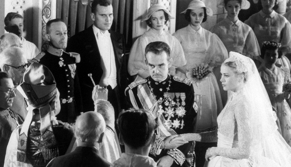 Foto a blanco y negro del matrimonio de Grace Kelly y el Principe Raninier de Monaco.