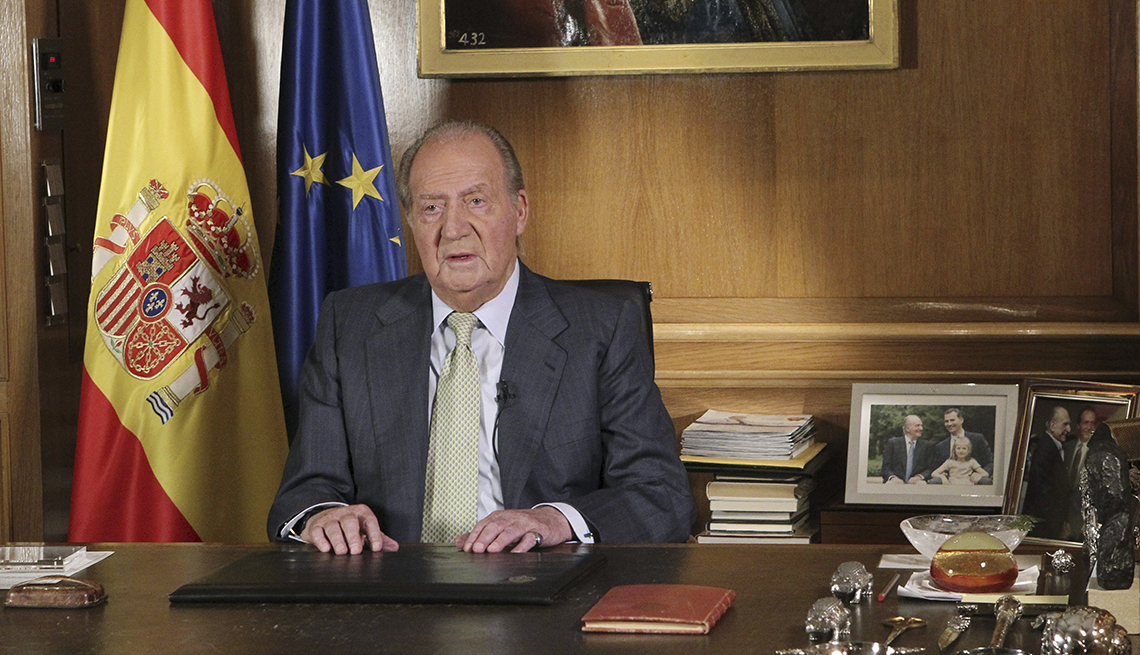El rey Juan Carlos de España en su escritorio durante un discurso en el que abdico el trono.