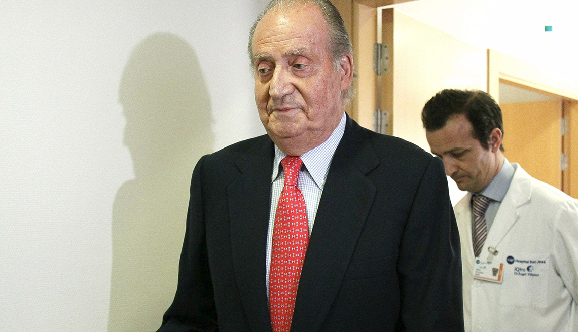El rey de España Juan Carlos saliendo del hospital San Jose en Madrid.