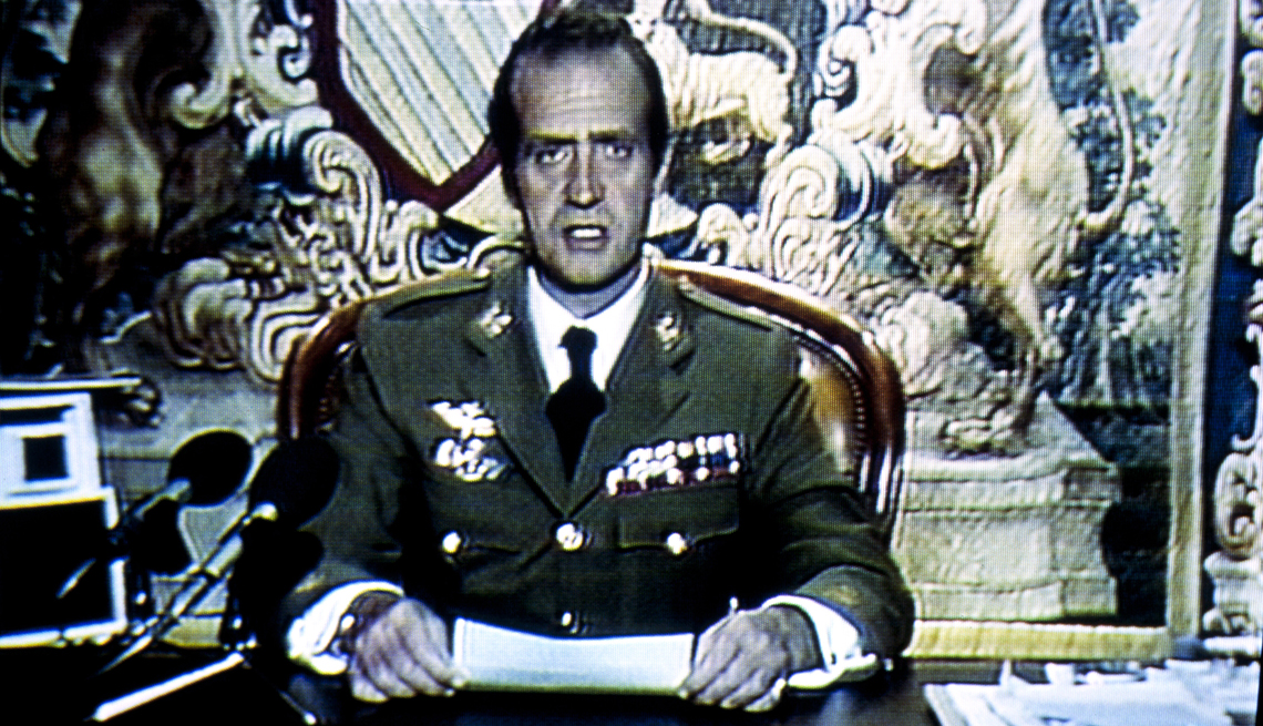 Rey Juan Carlos de España en television durante el atento de golpe de estado.