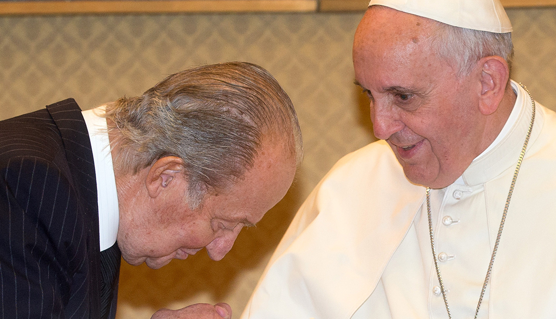 El rey Juan Carlos de España besando la mano del Papa Francisco en la ciudad del Vaticano.