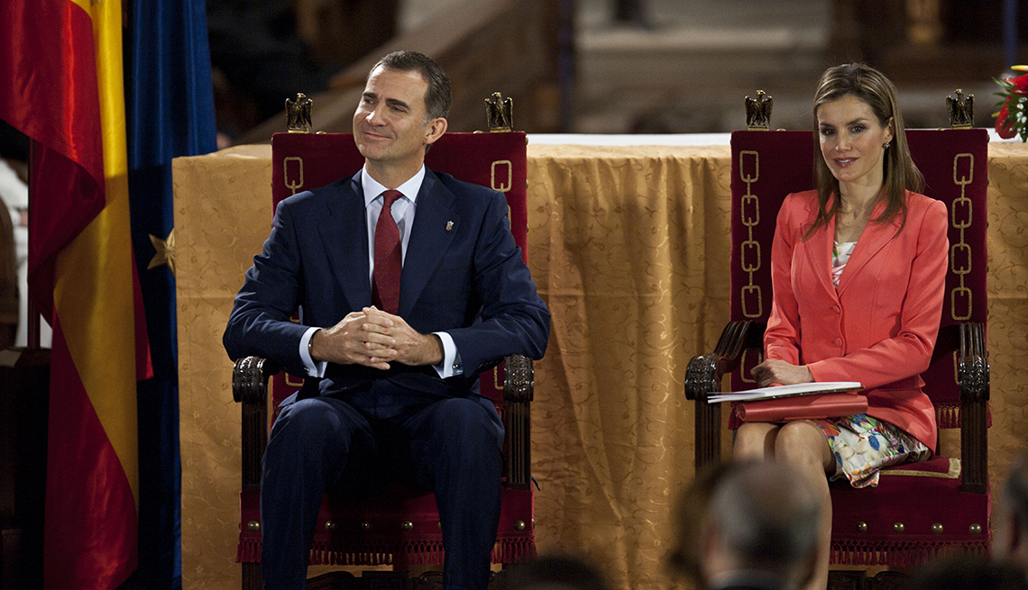 El principe Felipe de España y su esposa la princesa Letizia sentados durante una ceremonia.