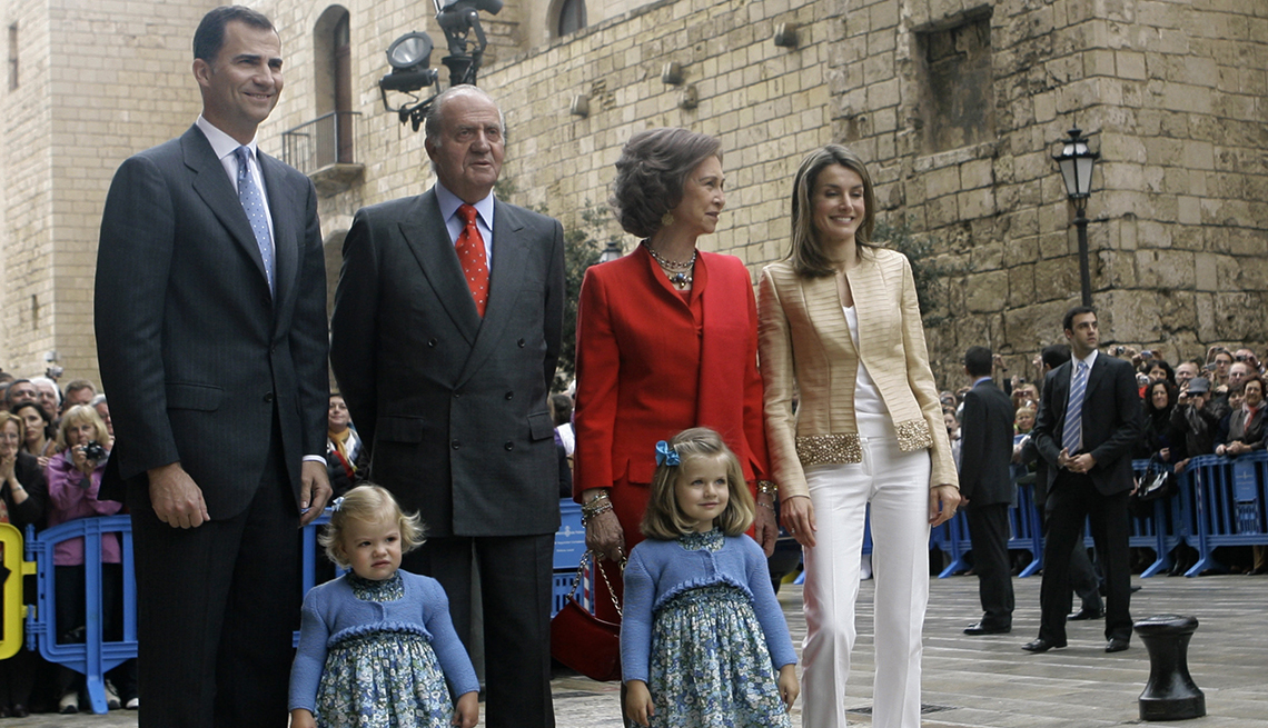 El rey de España Juan Carlos con la reina Sofia y el principe Felipe y su esposa e hijas.