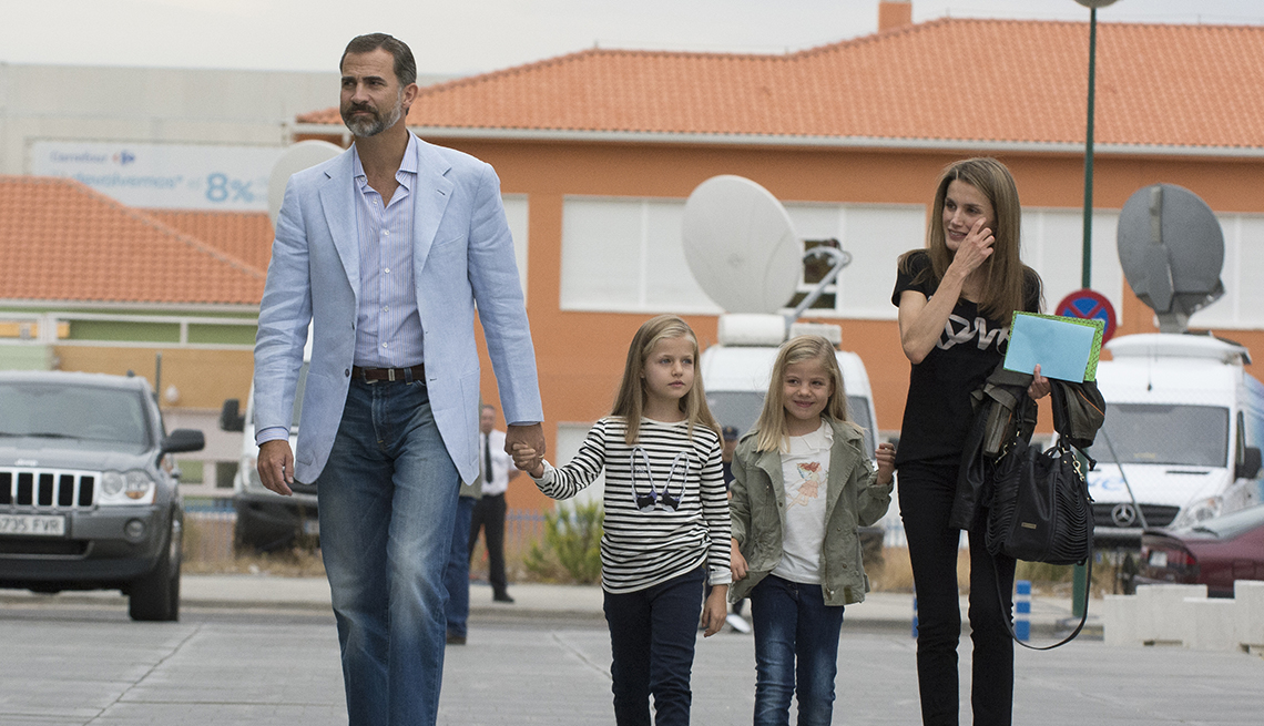 El princípe Felipe con sus hijas y la princesa Letizia en Madrid, vestidos en ropa casual.