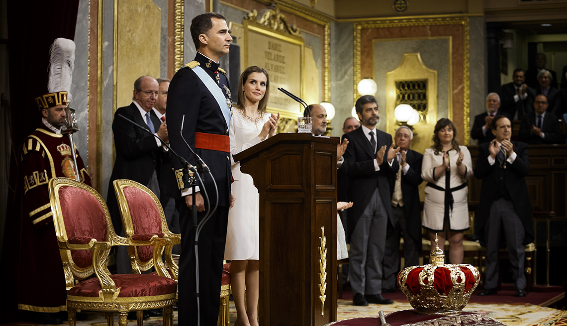 El nuevo rey de España Felipe VI junto a la reina Letizia luego de su coronación.