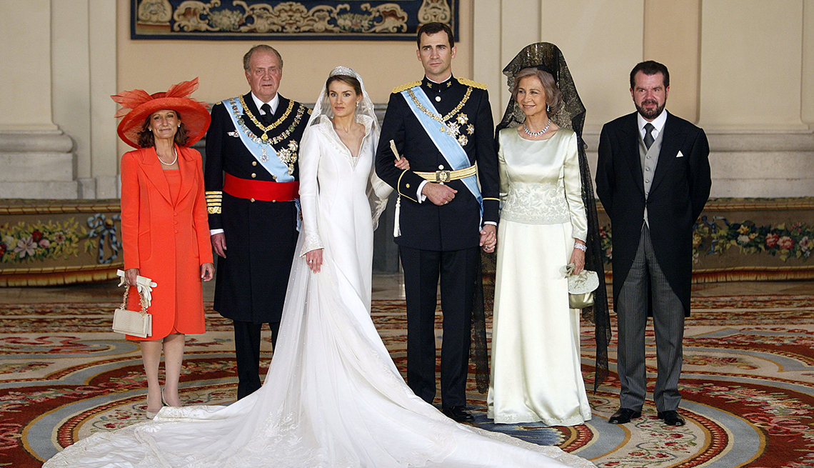 La familia real española posando para una foto el día del matriomino del principe Felipe con la princesa Letizia.