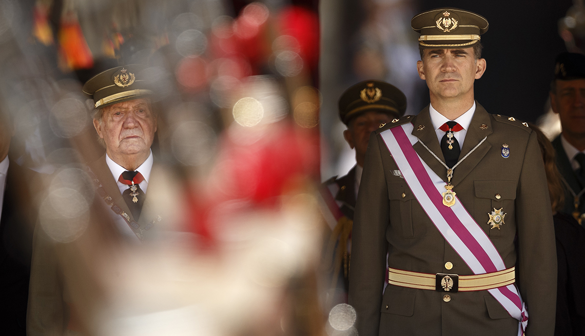El rey Juan Carlos de España y su hijo el principe Felipe vestidos en traje formal militar.