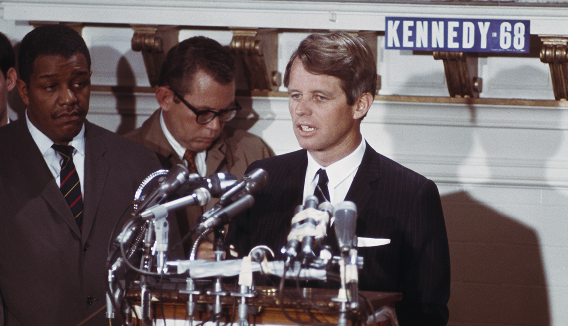 El político y senador por el Partido Demócrata de los Estados Unidos, Robert F. Kennedy (1925-1968) se prepara para comenzar su campaña para la Presidencia el 1 de abril de 1968.
