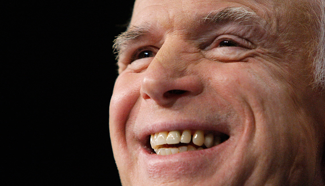 Primer plano de John McCain, senador y excandidato presidencial, mientras sonríe.