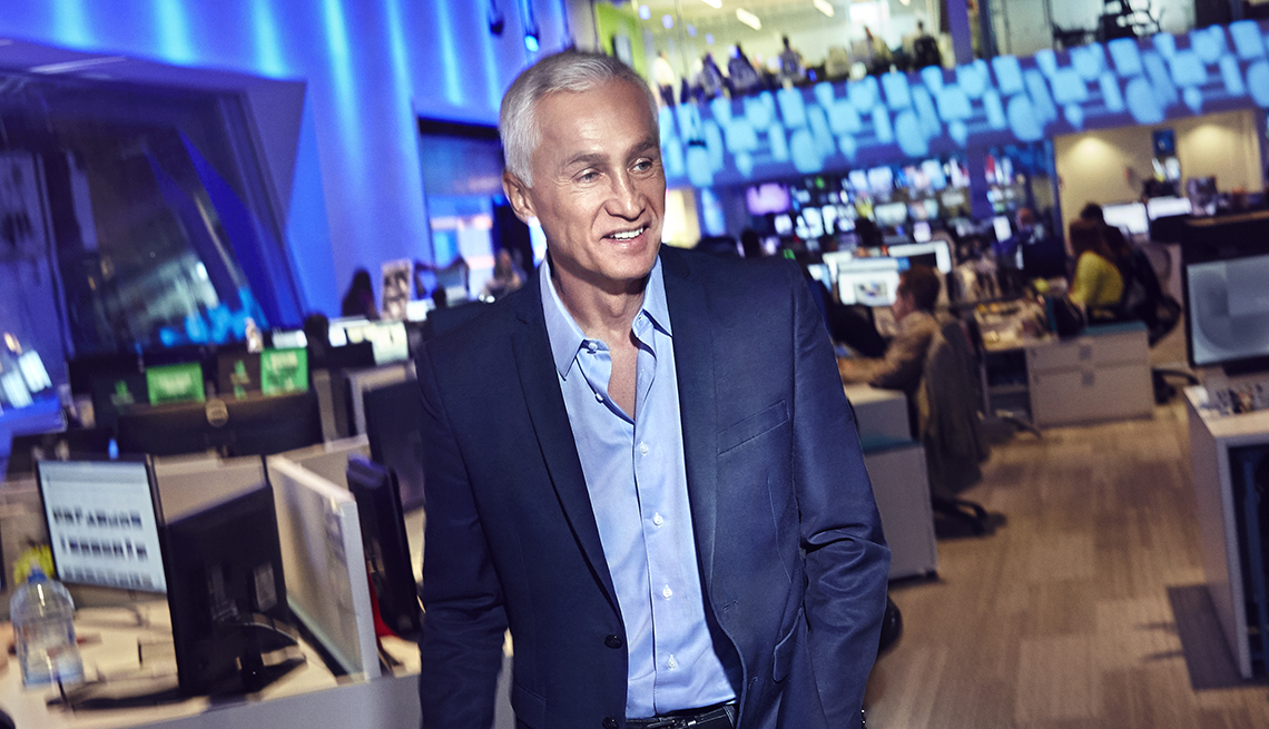 Ramos periodista, presentador de noticias y autor