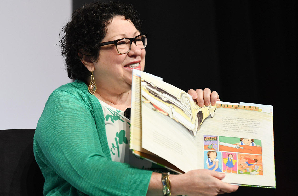 Sonia Sotomayor lee en público su libro "Pasando páginas".