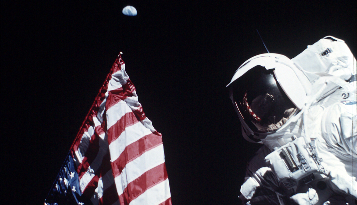 El astronauta Jack Schmitt con la bandera estadounidense en la luna