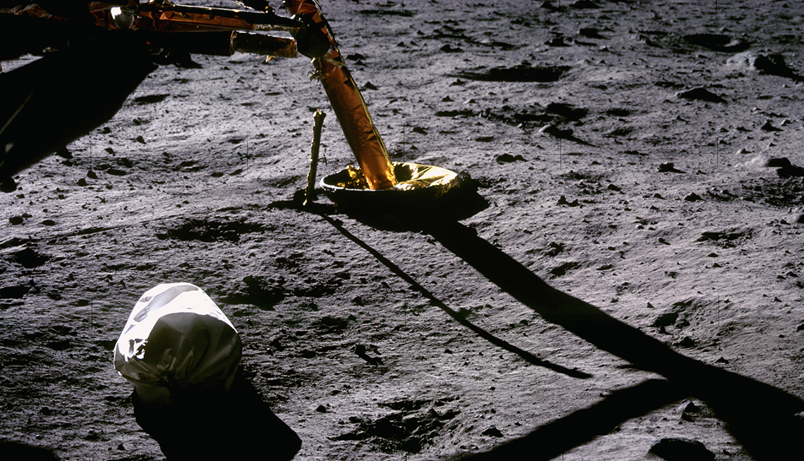 item 6 of Gallery image - Una bolsa de equipo usado sobre la superficie de la luna