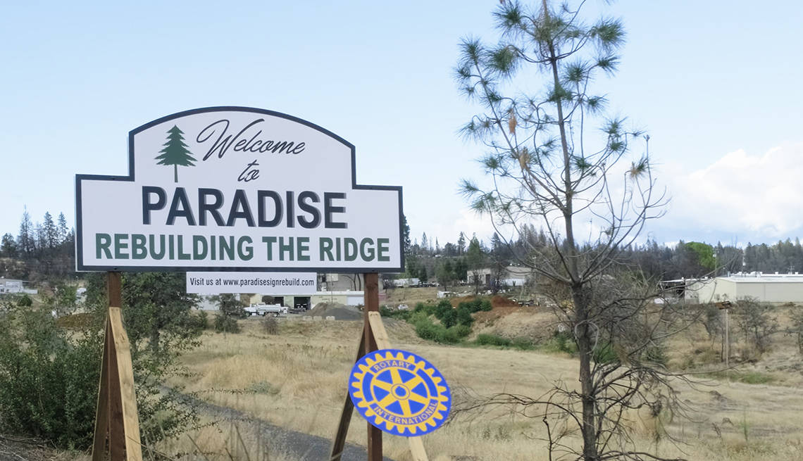 Un letrero dice en inglés Welcome to paradise rebuilding the ridge