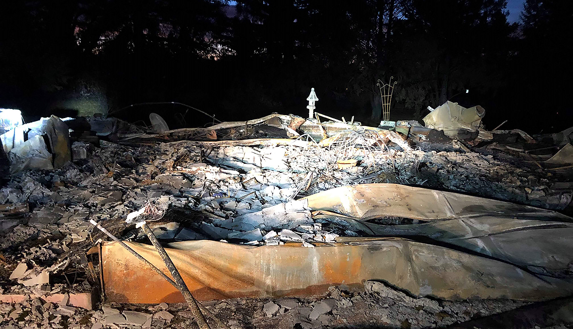 item 4 of Gallery image - Escena nocturna de una casa completamente quemada