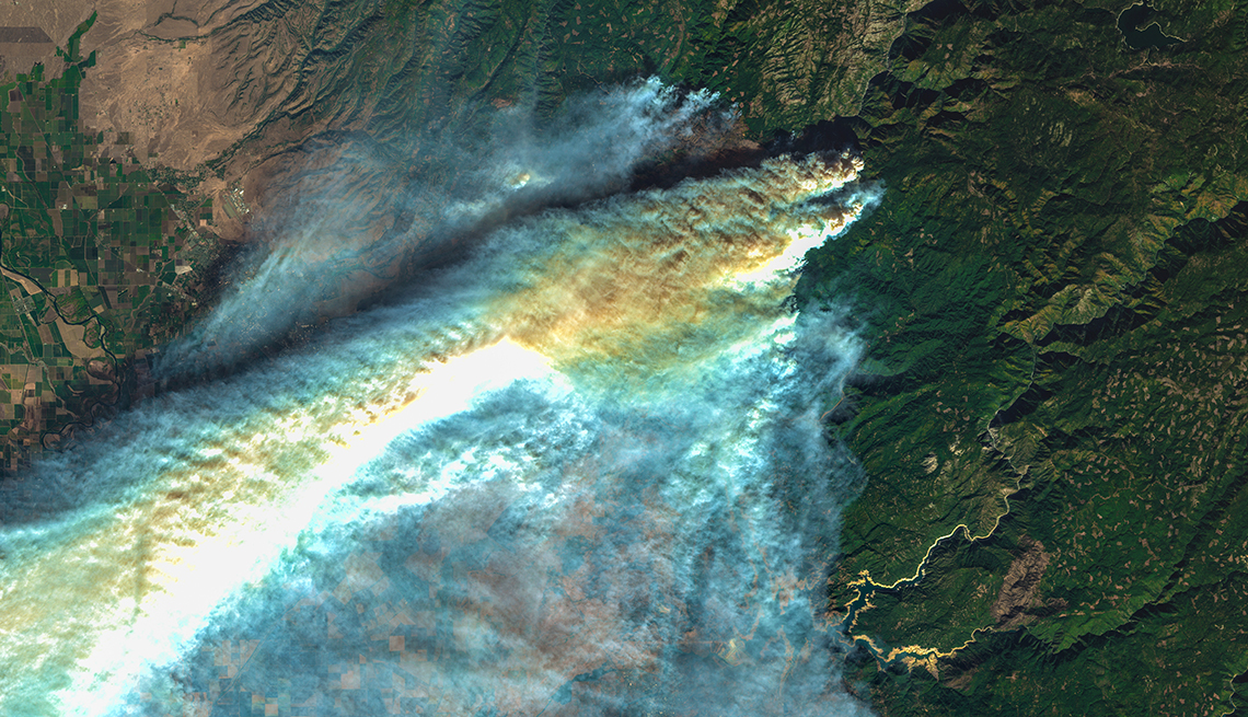 item 2 of Gallery image - Imagen satelital muestra enormes columnas de humo sobre Paradise, California