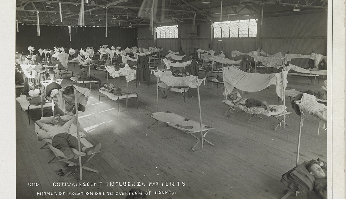 item 2 of Gallery image - Soldados con gripe convalecientes en una casa de campo debido al hacinamiento del hospital