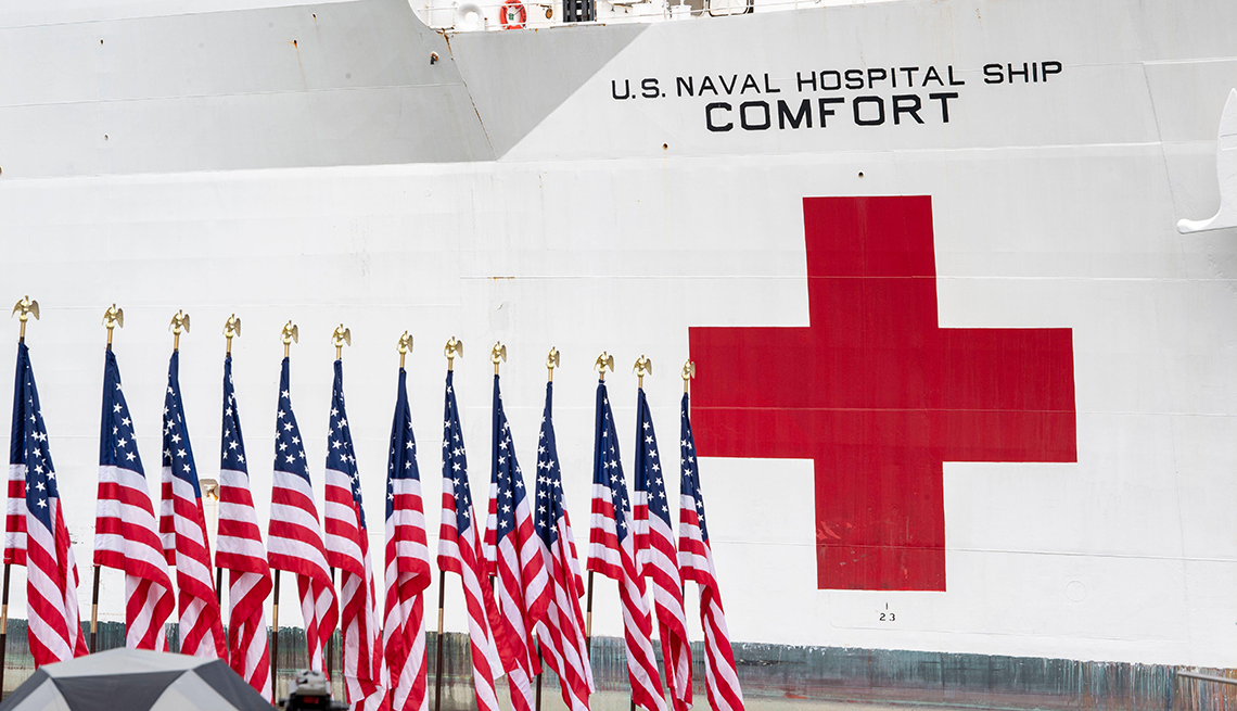 Cruz roja pintada en un costado del buque hospital U S N S Comfort