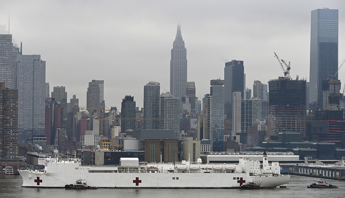 item 2 of Gallery image - El buque hospital USNS Comfort anclado en Nueva York
